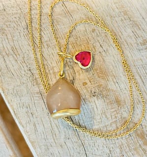 Marron glacé 🌰 #pendants #chestnut #ruby #love #heart #gold #finejewelry #monicagjewels🍇🍎🍓🍒🥕 #shoponline🛍 #gift #foryou #necklace