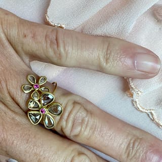 Forever diamonds 💍 
•
•
•
#adiamondring #flowers #diamonds #ruby #monicagjewels🍇🍎🍓🍒🥕 #bright #shine #love #goldjewellery #diamondring