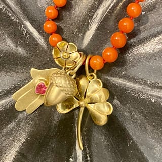 We believe in good energy 💪🏻, go for good talismans 🙌🏻 
•
•
•
#gold #yellow18kgold #accorn #fatimahand #quadrifoglio🍀 #monicagjewels🍇🍎🍓🍒🥕 #coral #talismans #goodvibes #giftideas #shoponline🛍